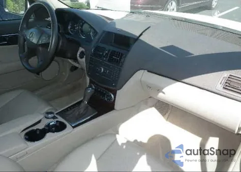 2009 Mercedes-Benz C300 z USA, uszkodzony, nr VIN WDDGF54X29F228633